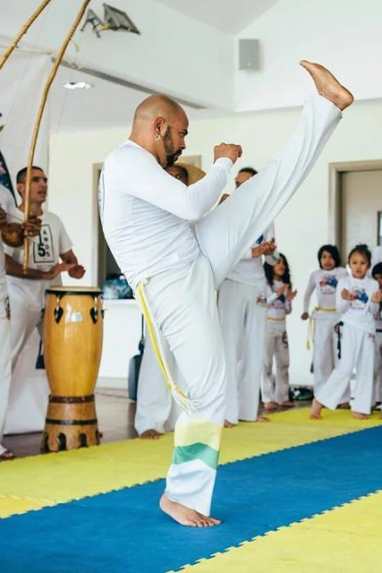 Praticante de Capoeira do Grupo Topazio a treinar